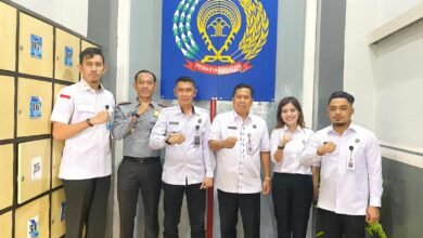 Deputi Bidang Koordinasi Keimigrasian dan Pemasyarakatan Kementerian Koordinator Hukum, HAM, Imigrasi dan Pemasyarakatan, I Nyoman Gede Surya Mataram memberikan apresiasi kepada Lapas Jember.