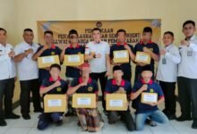 Kalapas RM. Kristyo Nugroho menyerahkan hadiah kepada pemenang Porsenap 2025 di Aula Utama Lapas Jember.