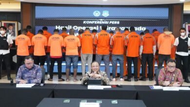 Petugas Imigrasi melakukan pengawasan dalam Operasi Wira Waspada 2025 yang mengamankan 170 WNA yang melanggar aturan keimigrasian.