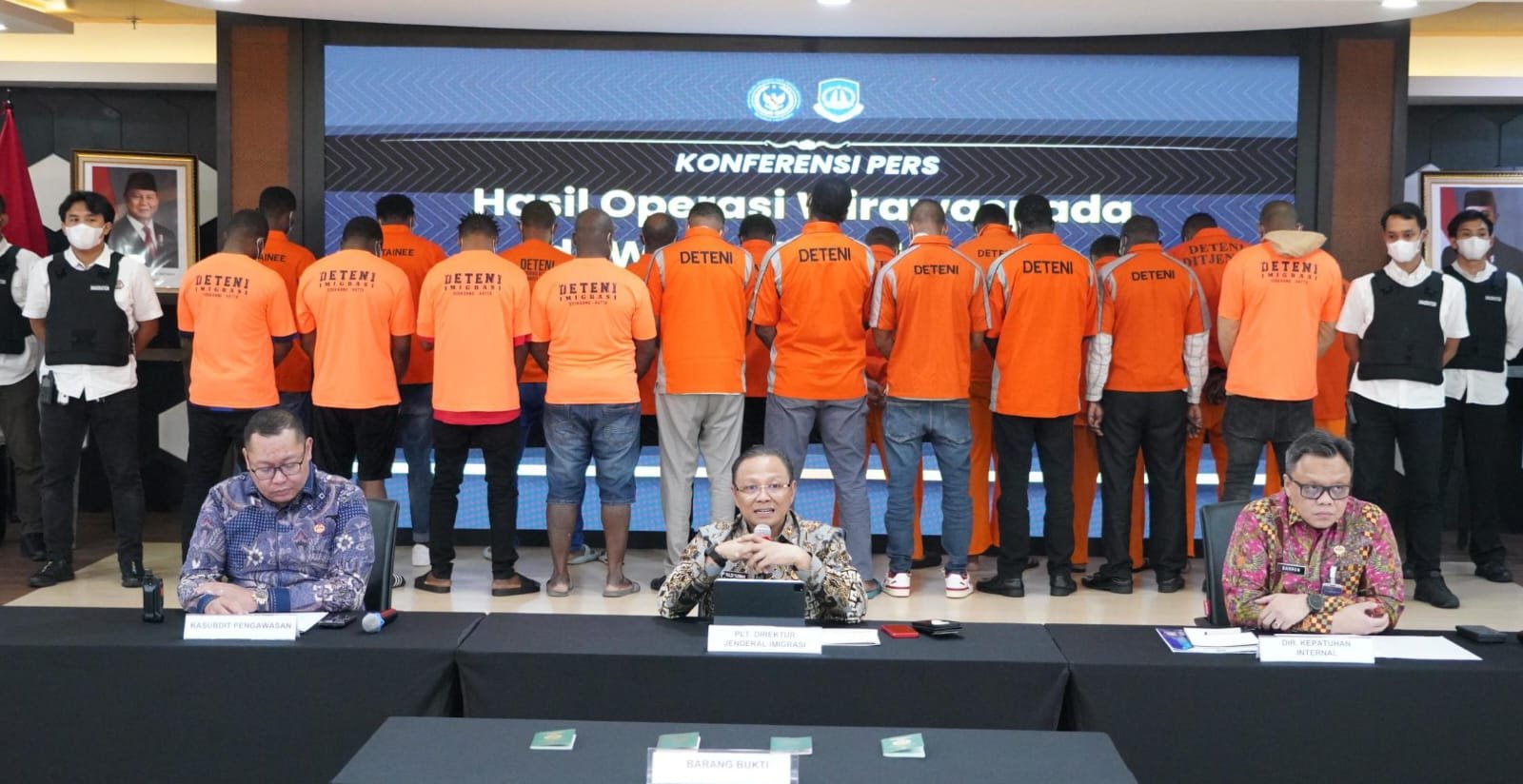 Petugas Imigrasi melakukan pengawasan dalam Operasi Wira Waspada 2025 yang mengamankan 170 WNA yang melanggar aturan keimigrasian.