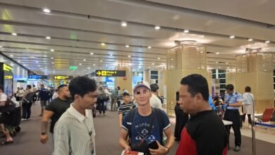 WNA asal Mongolia dideportasi oleh petugas Imigrasi di Bandara Ngurah Rai, Bali, Mei 2025.