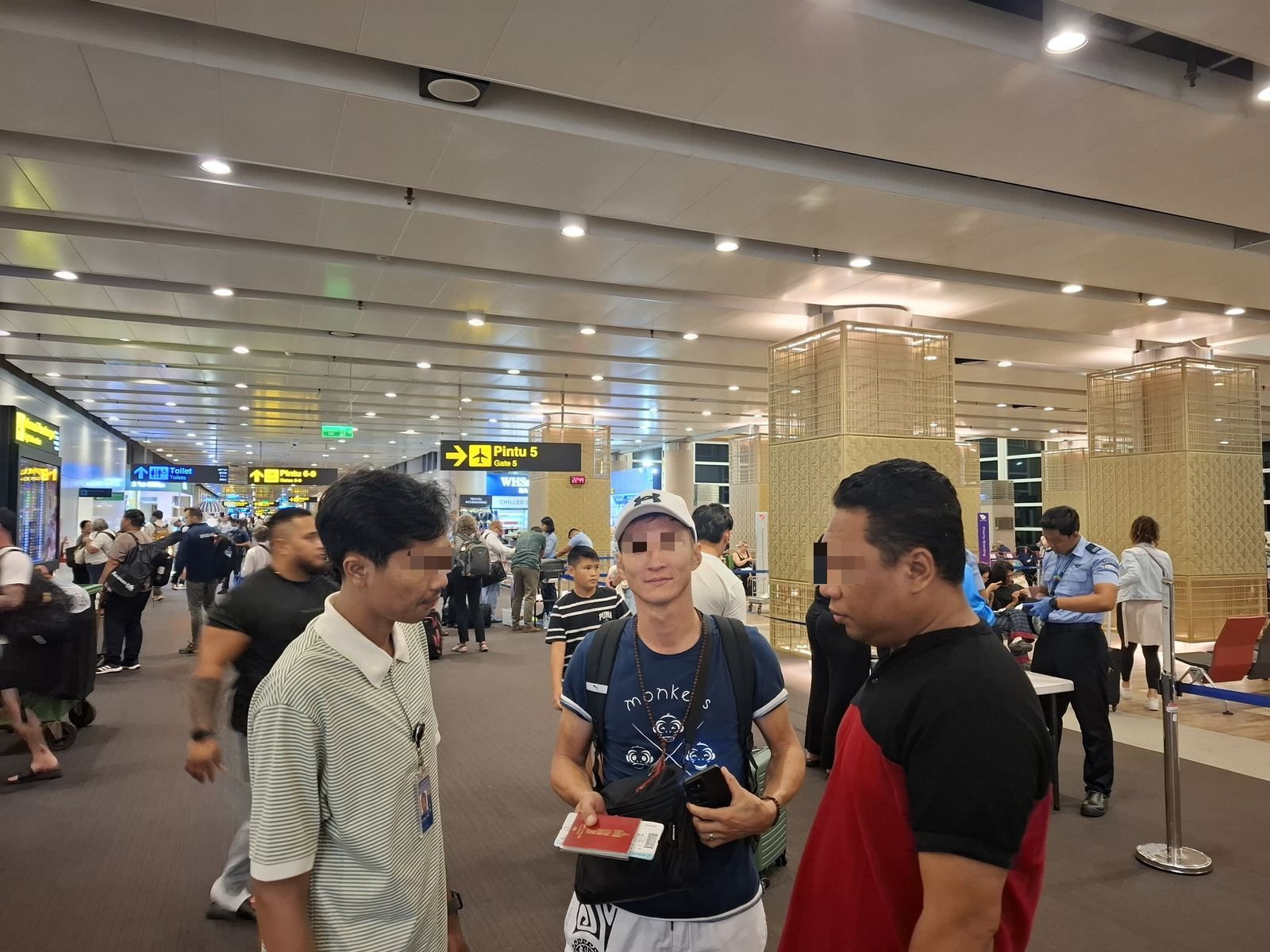WNA asal Mongolia dideportasi oleh petugas Imigrasi di Bandara Ngurah Rai, Bali, Mei 2025.