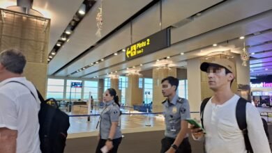 Petugas Imigrasi Rudenim Denpasar mengawal deportasi WNA Maroko yang overstay.