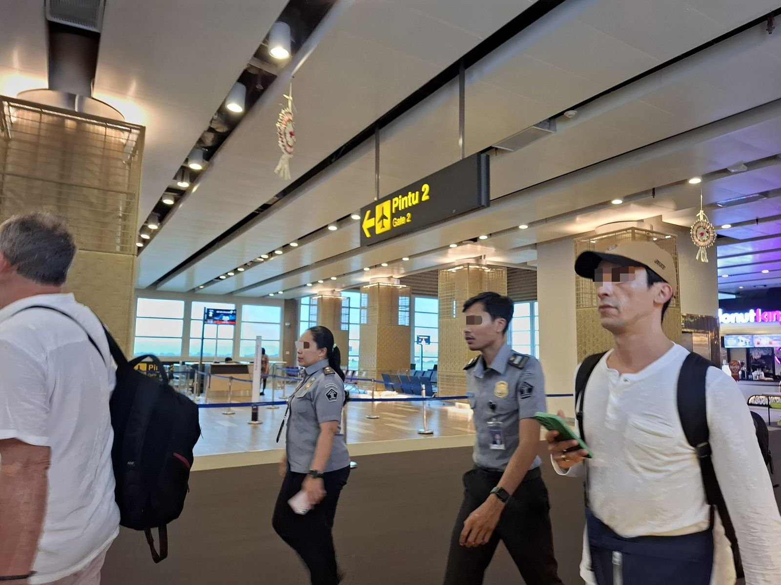 Petugas Imigrasi Rudenim Denpasar mengawal deportasi WNA Maroko yang overstay.