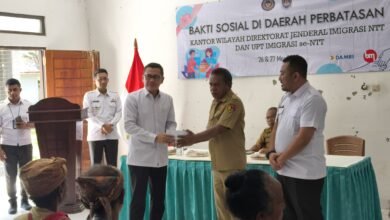 Kegiatan bak sosial Kantor Imigrasi Atambua di wilayah perbatasan, memberikan sembako dan edukasi keimigrasian kepada masyarakat.