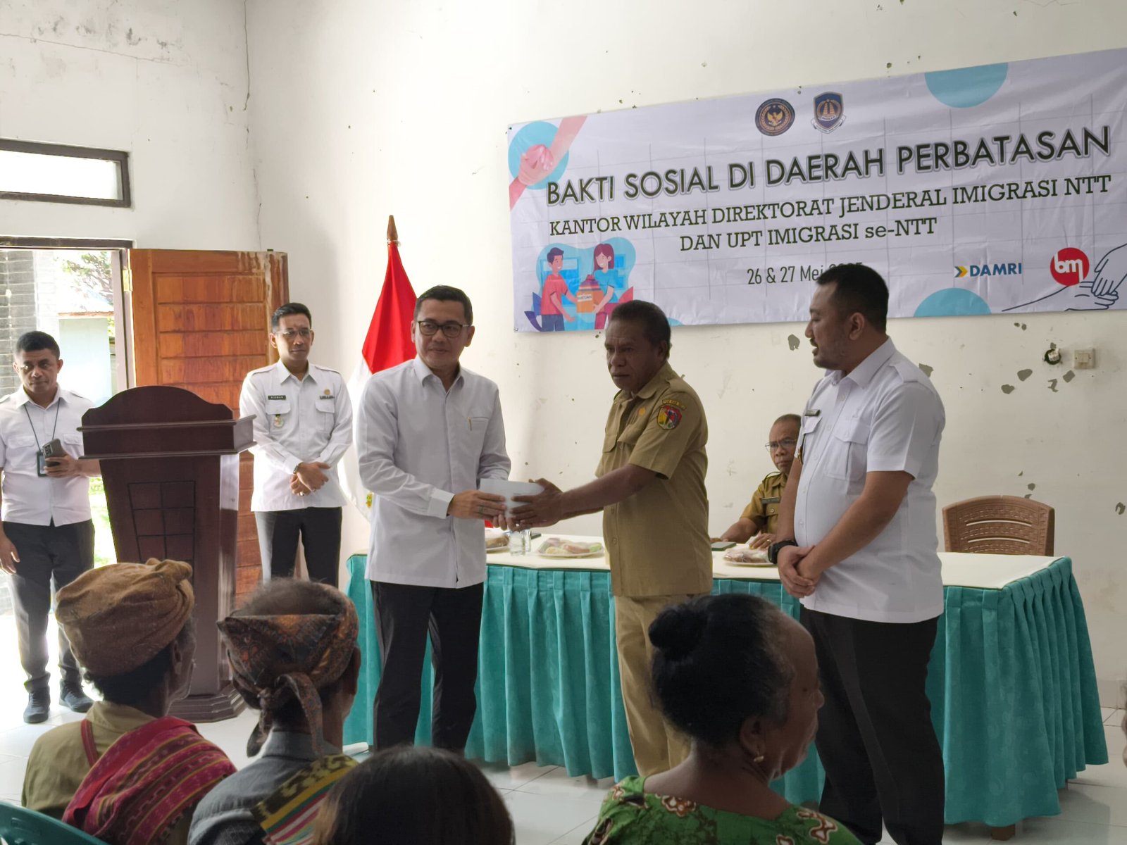 Kegiatan bak sosial Kantor Imigrasi Atambua di wilayah perbatasan, memberikan sembako dan edukasi keimigrasian kepada masyarakat.