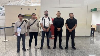Petugas Imigrasi Denpasar melakukan deportasi WNA Swiss terkait kasus penggalangan dana ilegal