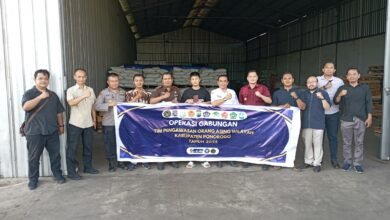 Petugas imigrasi dan TIMPORA saat operasi gabungan di Ponorogo.