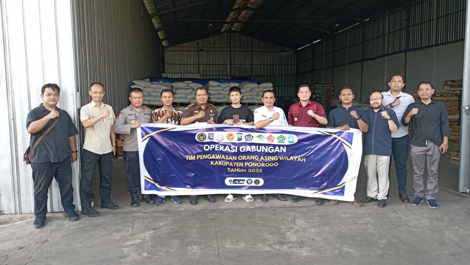 Petugas imigrasi dan TIMPORA saat operasi gabungan di Ponorogo.