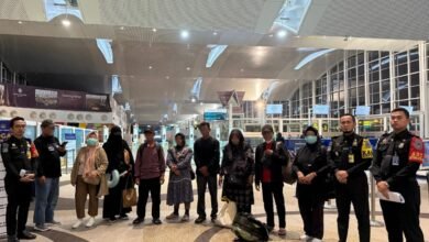 Calon jemaah haji nonprosedural ditunda keberangkatannya saat di bandara.