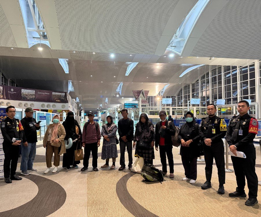 Calon jemaah haji nonprosedural ditunda keberangkatannya saat di bandara.