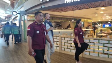 Petugas imigrasi mengawal deportasi WNA Rusia dari Bandara Ngurah Rai Bali, Rabu 4 Juni 2025.