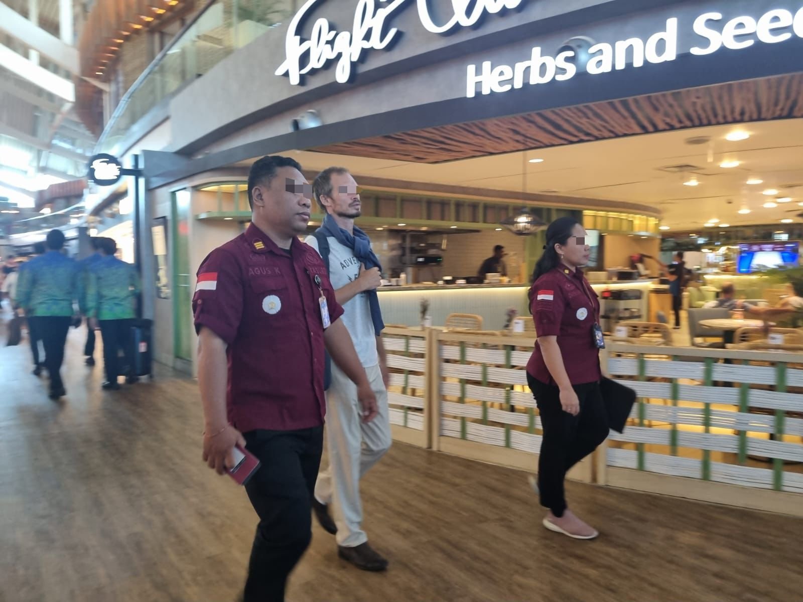 Petugas imigrasi mengawal deportasi WNA Rusia dari Bandara Ngurah Rai Bali, Rabu 4 Juni 2025.