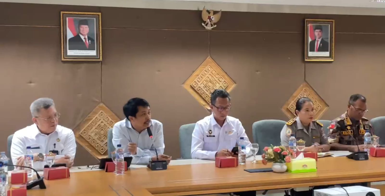 Staff Ahli Kementerian Imigrasi dan Kakanwil DJI NTT saat kunjungan kerja di PLBN Motaain.