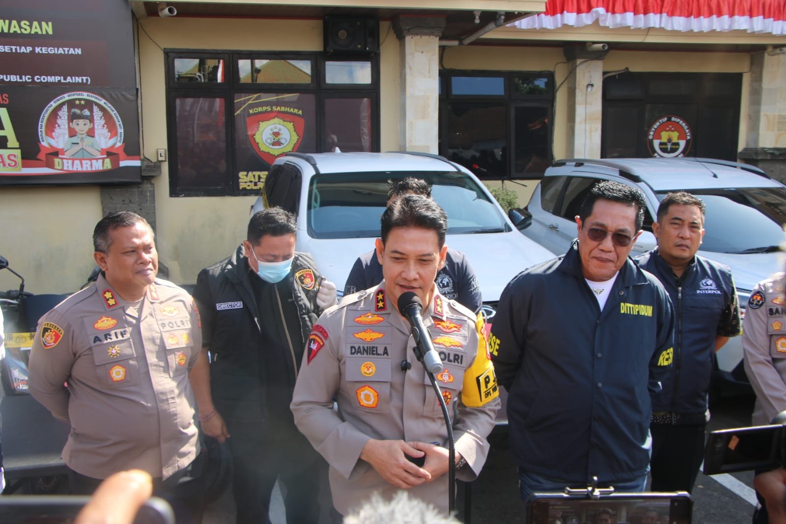 Kapolda Bali bersama perwakilan Interpol dalam pengungkapan kasus penembakan WNA Australia di Badung.