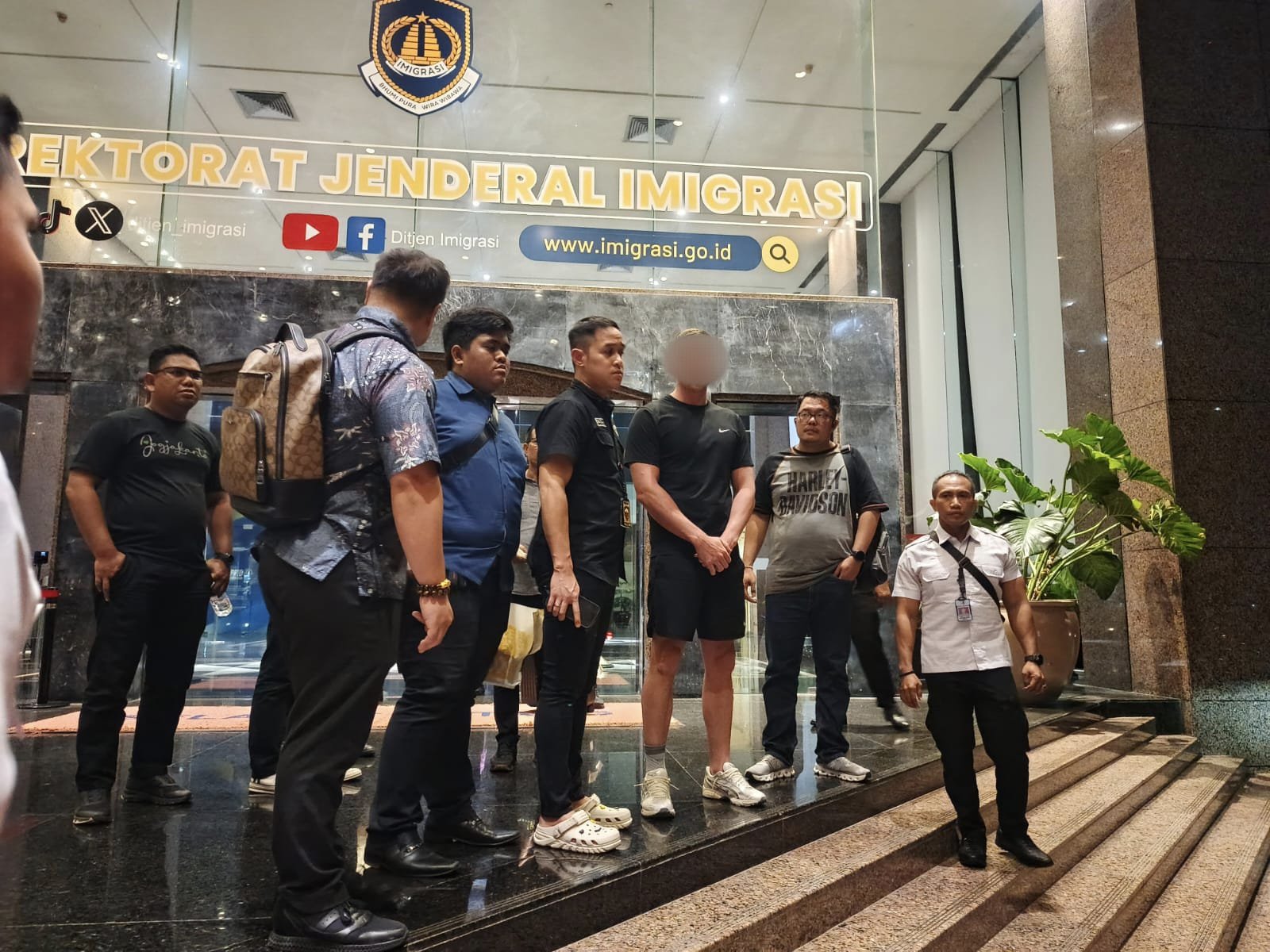 Penangkapan WNA Australia terduga pelaku penembakan Bali oleh Ditjen Imigrasi.