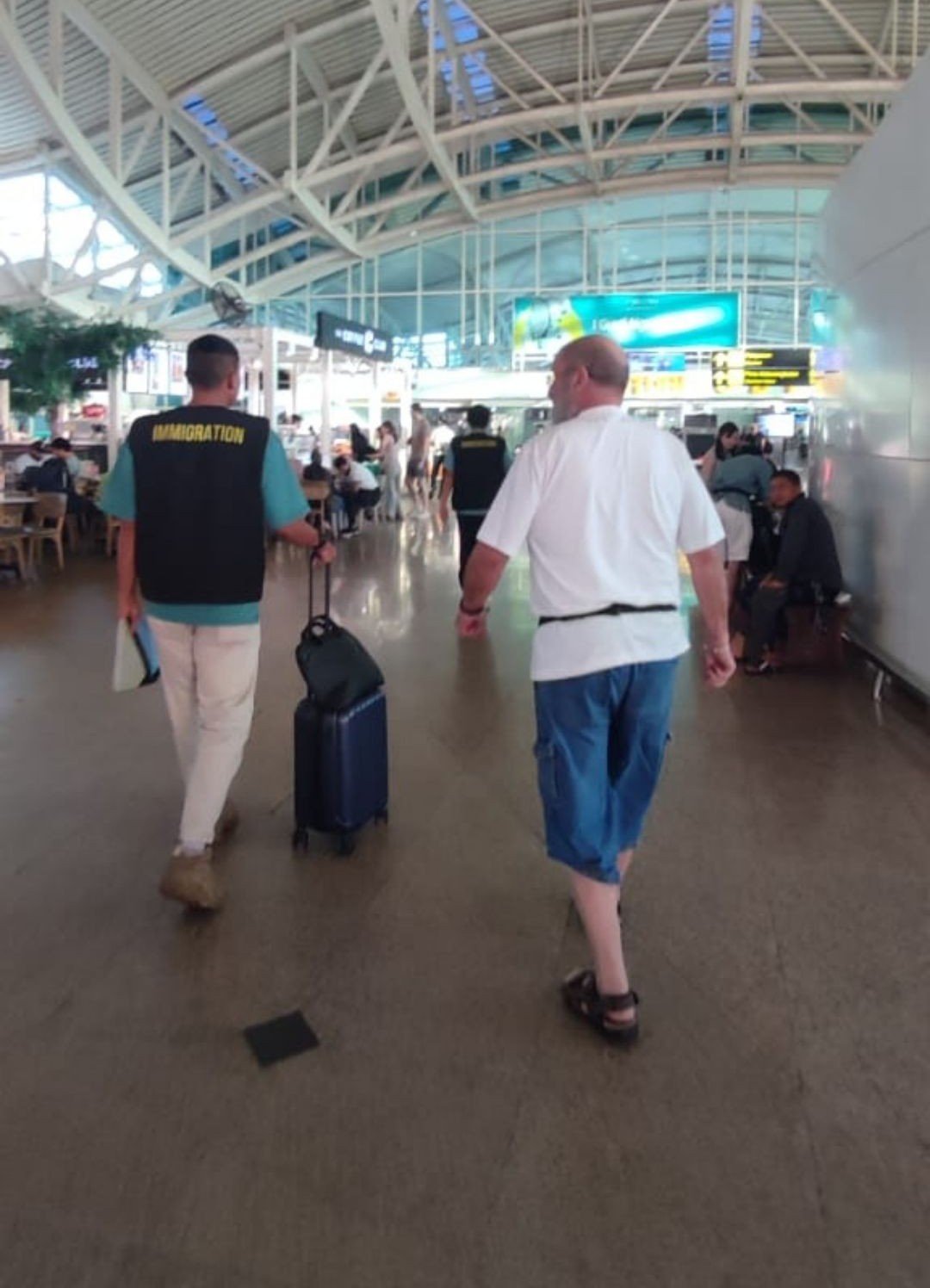 Petugas Imigrasi Singaraja memproses deportasi WNA overstay di wilayah Bali Utara.