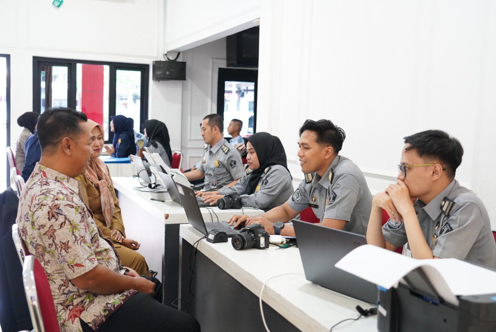 Layanan Paspor Simpatik Kantor Imigrasi dan Polres Ponorogo pada HUT Bhayangkara ke-79.