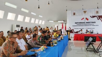 Delegasi Imigrasi Indonesia dan Timor Leste berdiskusi di ruang rapat tentang perluasan jam buka PLBN dan kolaborasi ekonomi lintas batas.
