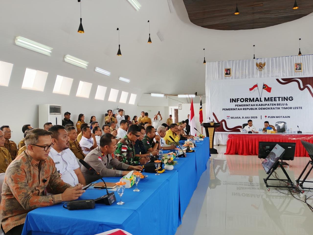Delegasi Imigrasi Indonesia dan Timor Leste berdiskusi di ruang rapat tentang perluasan jam buka PLBN dan kolaborasi ekonomi lintas batas.