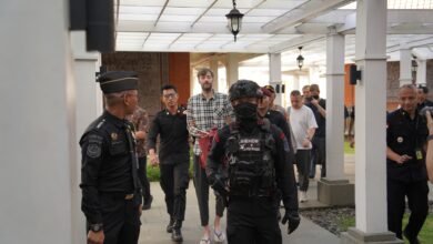 Petugas Imigrasi Bali mengawal proses ekstradisi WN Rusia buronan Interpol di Bandara Ngurah Rai.
