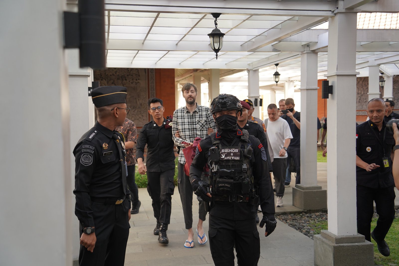 Petugas Imigrasi Bali mengawal proses ekstradisi WN Rusia buronan Interpol di Bandara Ngurah Rai.