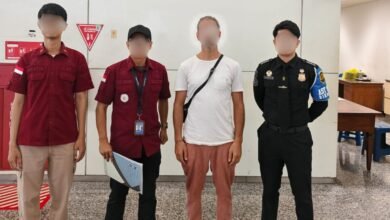 Salah satu WNA tengah diantar oleh petugas imigrasi untuk dideportasi.
