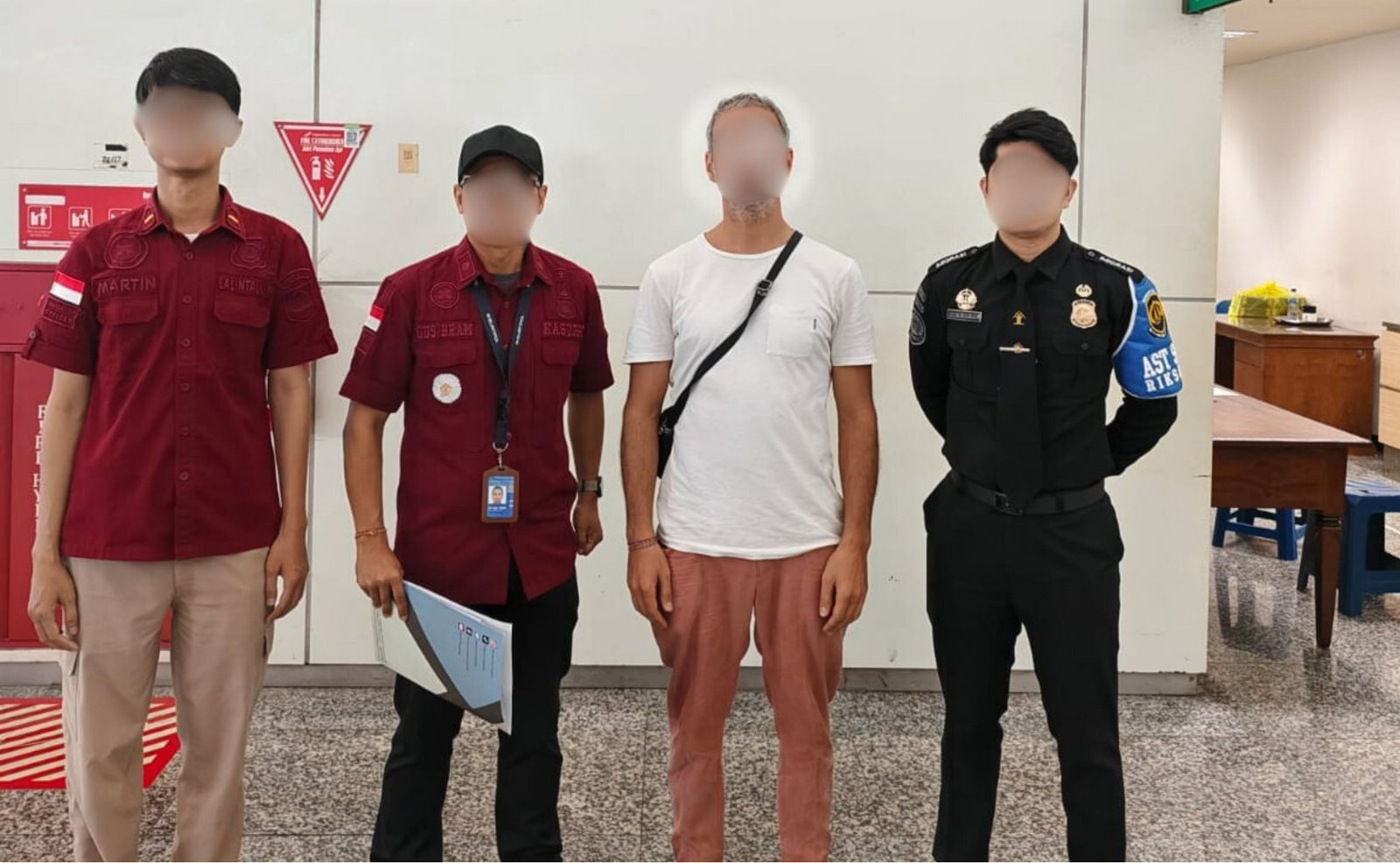Salah satu WNA tengah diantar oleh petugas imigrasi untuk dideportasi.