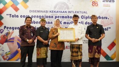 Penyerahan penghargaan kekayaan intelektual oleh Kemenkum Bali di Denpasar