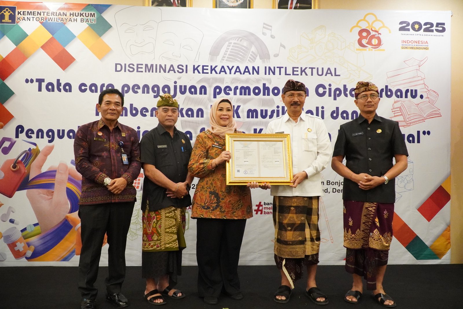 Penyerahan penghargaan kekayaan intelektual oleh Kemenkum Bali di Denpasar