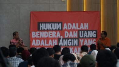 Wamenkum Edward O. S. Hiariej dan Haris Azhar berdiskusi tentang RUU KUHAP di UII Yogyakarta.