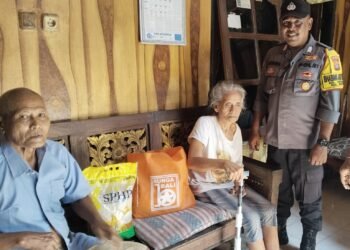 Bhabinkamtibmas Kel. Kesiman Tunjukkan Kepedulian, Pasutri Penderita Stroke Terima Alat Bantu Jalan dan Sembako