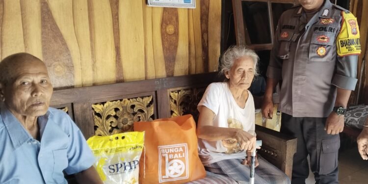 Bhabinkamtibmas Kel. Kesiman Tunjukkan Kepedulian, Pasutri Penderita Stroke Terima Alat Bantu Jalan dan Sembako