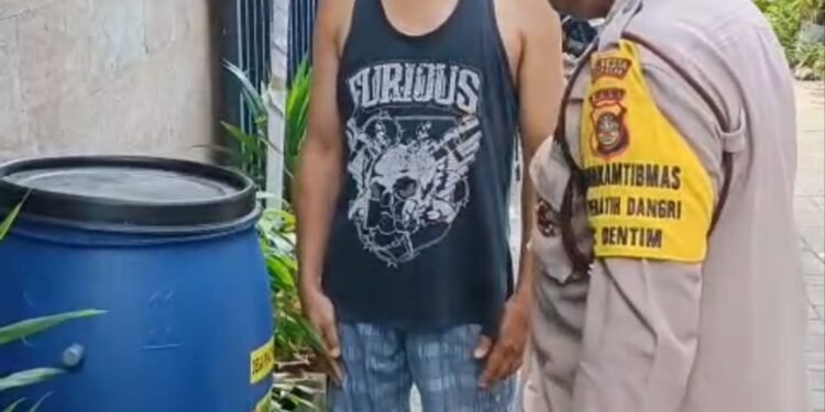 Bhabinkamtibmas Penatih Dangin Puri Sosialisasikan Pemilahan Sampah dan Pengolahan Organik dengan Tong Komposter