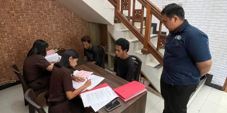 Unit Reskrim Polsek Dentim Serahkan Tersangka dan Barang Bukti ke Kejaksaan Negeri