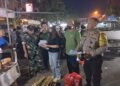 Sinergi Bhabinkamtibmas, Babinsa dan Aparat Desa Sumerta Kauh Edukasi Pedagang Pasar Pilah Sampah
