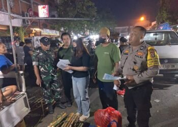 Sinergi Bhabinkamtibmas, Babinsa dan Aparat Desa Sumerta Kauh Edukasi Pedagang Pasar Pilah Sampah