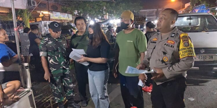 Sinergi Bhabinkamtibmas, Babinsa dan Aparat Desa Sumerta Kauh Edukasi Pedagang Pasar Pilah Sampah