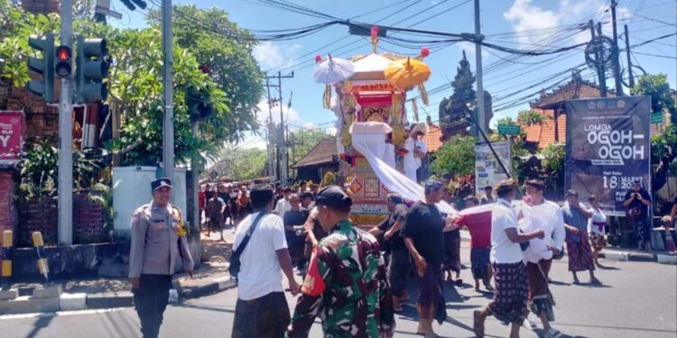 Sinergi Bhabinkamtibmas, Babinsa dan Pecalang Lakukan Pengamanan Gelar Prosesi Ngaben 