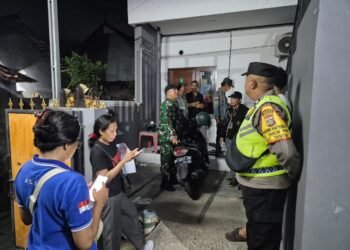 Sinergi Bhabinkamtibmas, Babinsa dan Aparat Kel. Dangin Puri Gelar Pendataan Duktang Non-Permanen