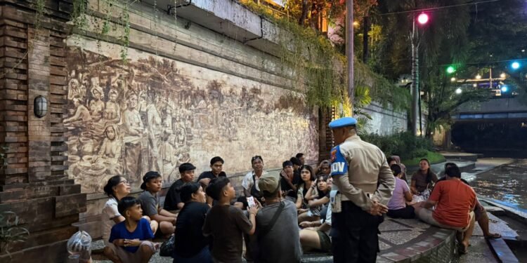 Sambang Kamtibmas Polsek Denpasar Barat di Tukad Korea, Ajak Masyarakat Jaga Keamanan Lingkungan