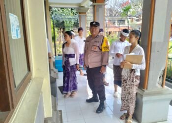Pastikan MPLS Berjalan Aman, Bhabinkamtibmas Sumerta Kaja Sambangi SMAN 3 Denpasar