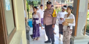 Pastikan MPLS Berjalan Aman, Bhabinkamtibmas Sumerta Kaja Sambangi SMAN 3 Denpasar