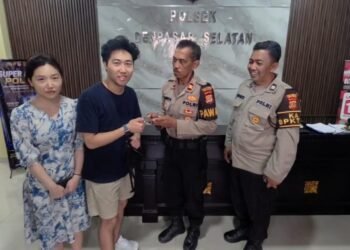 Polsek Denpasar Selatan Bantu Wisatawan Korea Selatan Temukan HP yang Hilang