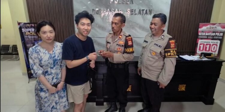 Polsek Denpasar Selatan Bantu Wisatawan Korea Selatan Temukan HP yang Hilang