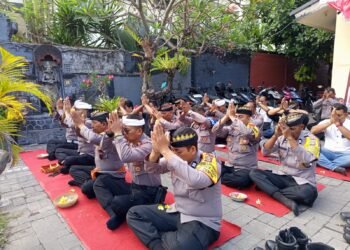 Polsek Denpasar Timur Doa Bersama di Pura Kerti Memohon Kelancaran Menjalankan Tugas 