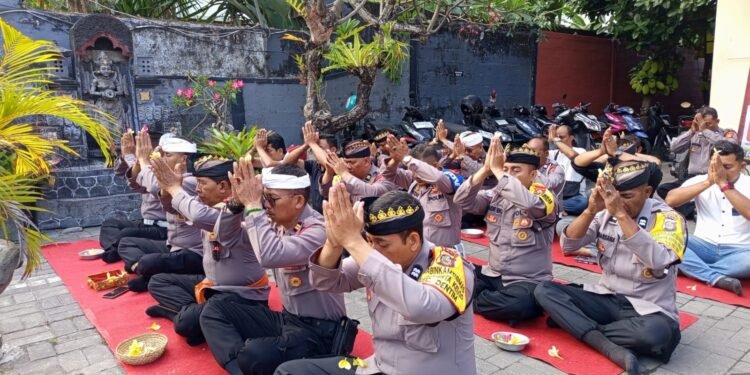 Polsek Denpasar Timur Doa Bersama di Pura Kerti Memohon Kelancaran Menjalankan Tugas 