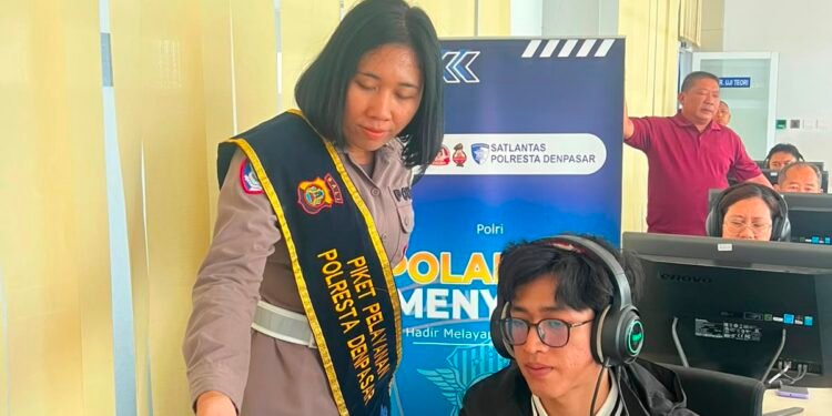 Satpas SIM Polresta Denpasar Berikan Pendampingan Humanis Saat Ujian Teori