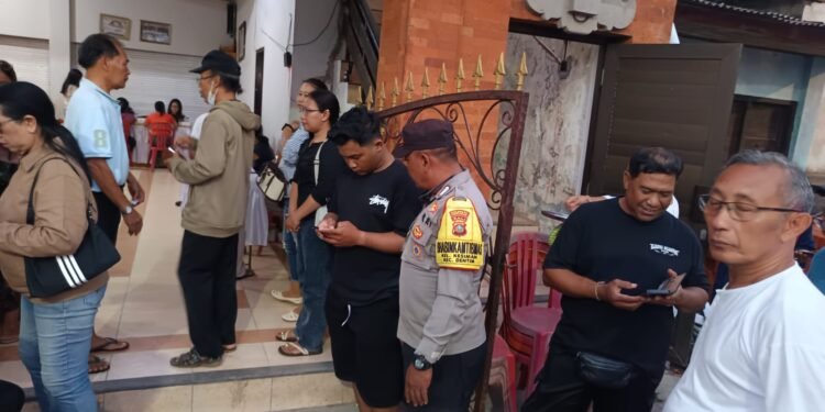 Bhabinkamtibmas Kelurahan Kesiman Pantau Aktivasi IKD dan Perlinsos, Pastikan Kegiatan Berjalan Aman