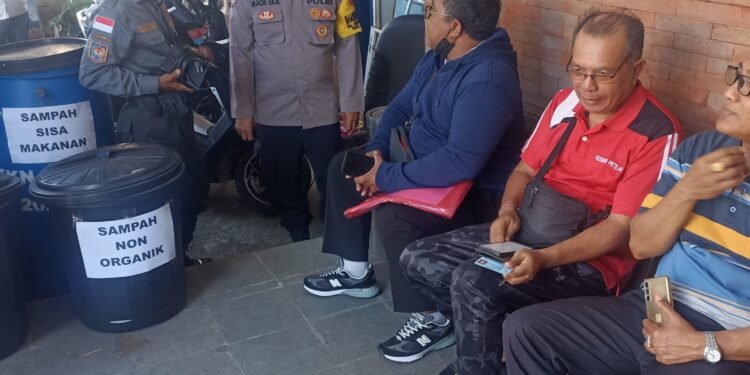 Dukung Digitalisasi Pelayanan Publik, Bhabinkamtibmas Kesiman Petilan Pantau Pendataan IKD dan Perlinsos